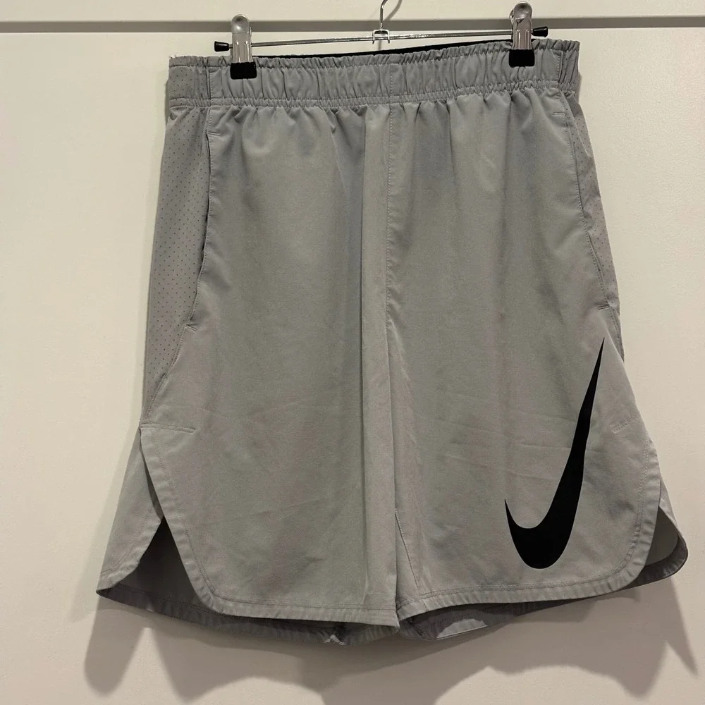 Nike Mens Dri-FIT Athletic Training Shorts Gray Black Swoosh Logo Size M